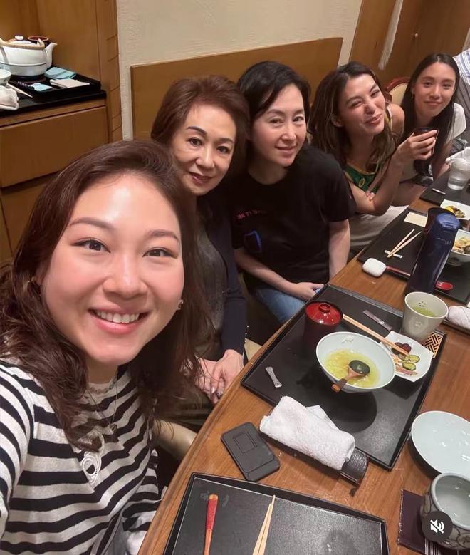 颜挨曾老太合影被3个干女儿包围好幸福麻将胡了游戏63岁何超琼过母亲节素(图4)