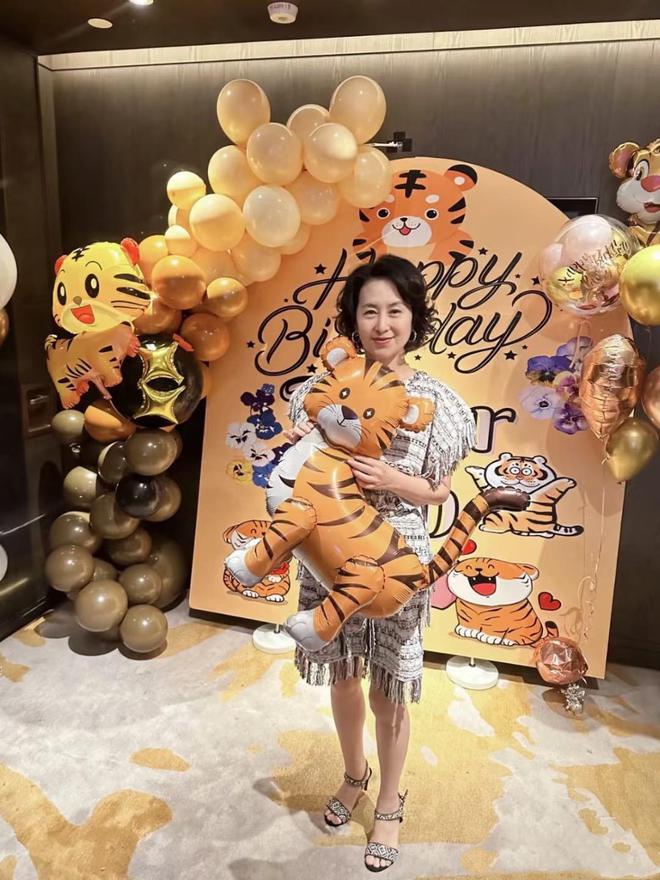 颜挨曾老太合影被3个干女儿包围好幸福麻将胡了游戏63岁何超琼过母亲节素(图3)