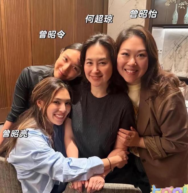 颜挨曾老太合影被3个干女儿包围好幸福麻将胡了游戏63岁何超琼过母亲节素(图6)