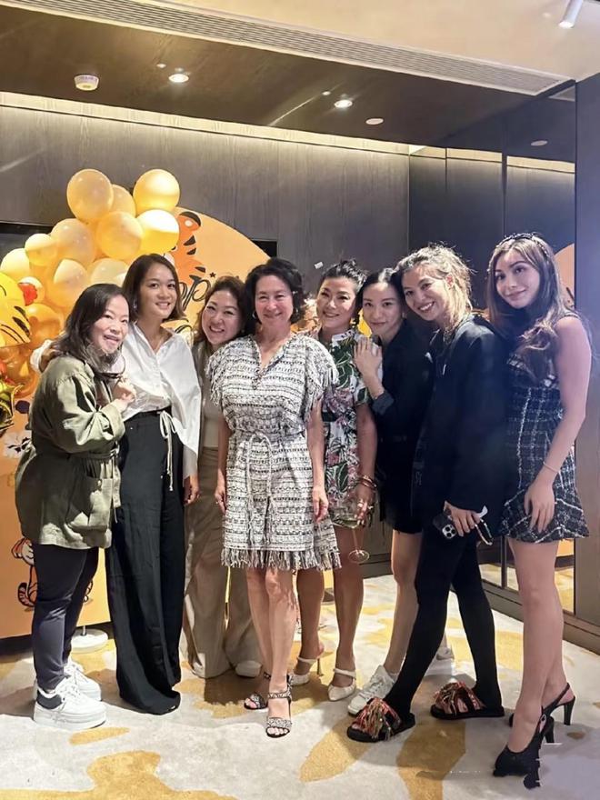 颜挨曾老太合影被3个干女儿包围好幸福麻将胡了游戏63岁何超琼过母亲节素(图5)