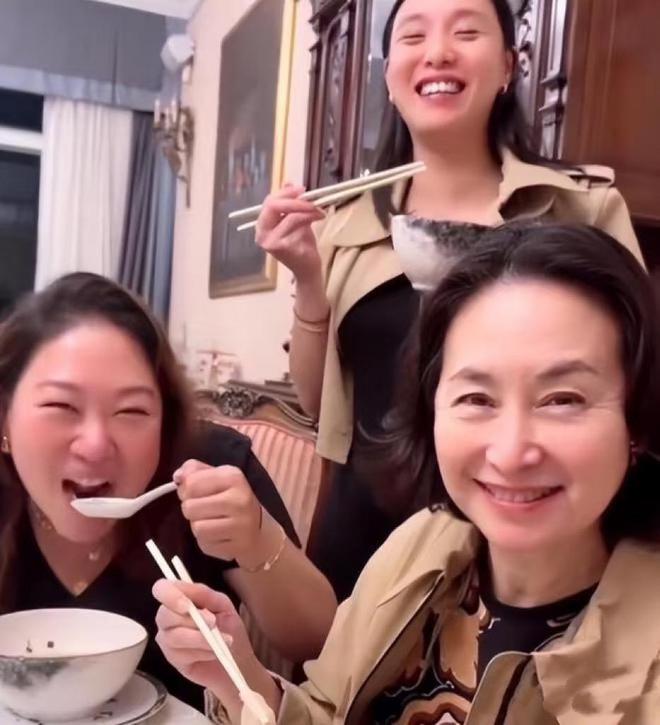 颜挨曾老太合影被3个干女儿包围好幸福麻将胡了游戏63岁何超琼过母亲节素(图7)