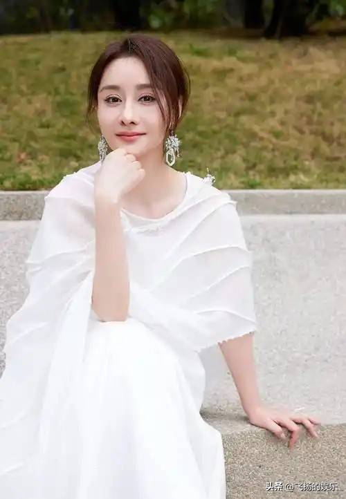 看起来古板却隐藏着绝对的清醒与坚持PG电子游戏麻将胡了她的表演风格(图2)