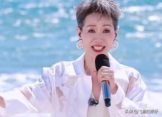 看起来古板却隐藏着绝对的清醒与坚持PG电子游戏麻将胡了她的表演风格(图6)